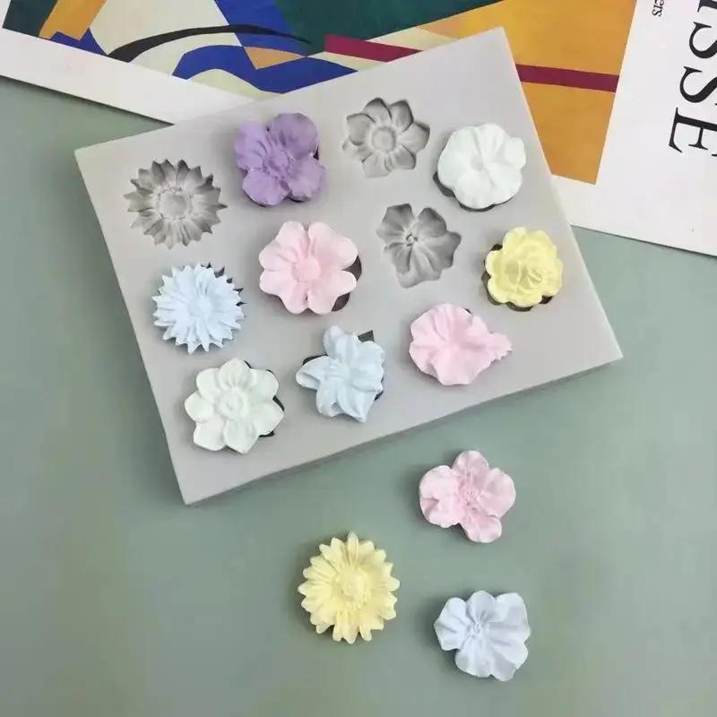 Mini Kitchen Baking - قالب سيليكون صغير على شكل زهرة
